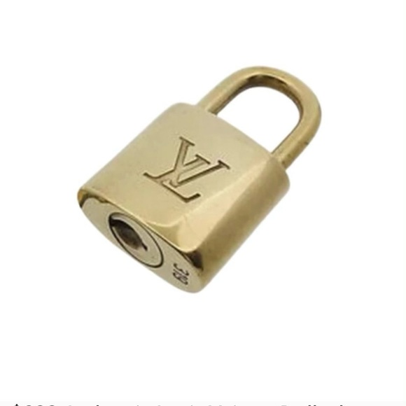Authentic Louis Vuitton padlock ! No key included, but does come with gold chain - Picture 3 of 3